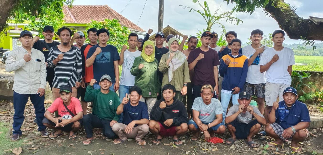 Kepala Dinas Perikanan kabupaten Sukabumi memberikan Sarana Usaha Perikanan Tangkap Kepada Kelompok AHY, AHY II, AHY III dan AHY IV Desa Ciwaru
