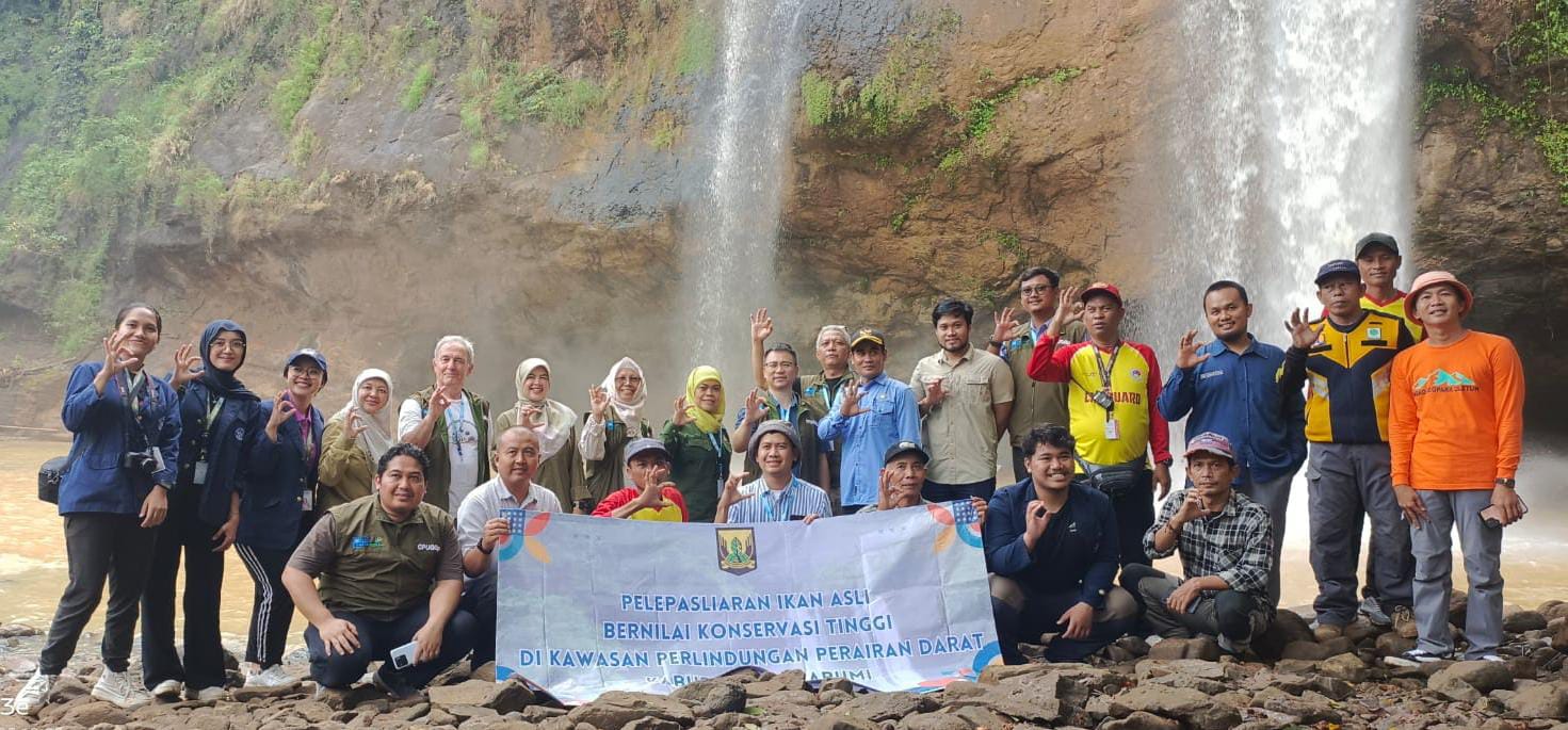 Dalam rangka mendukung Revalidasi CPUGG Kepala Dinas Perikanan Kabupaten Sukabumi Melakukan pelepasliaran Ikan sidat 