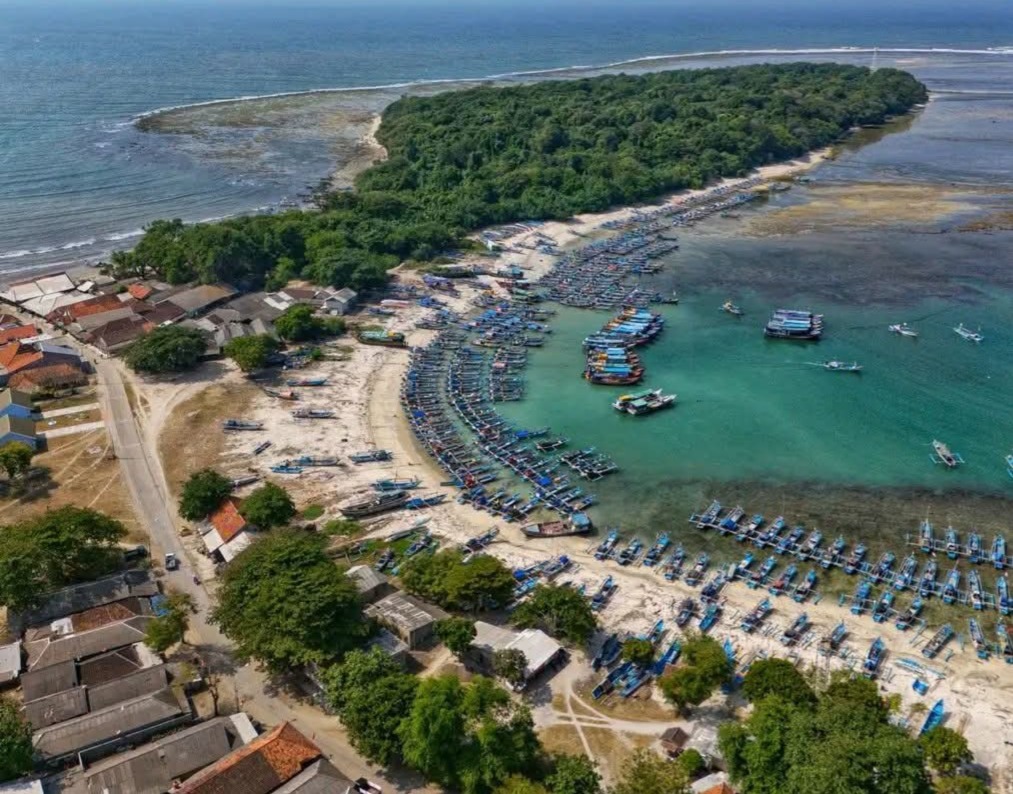 HARAPAN NELAYAN PESISIR SELATAN KABUPATEN SUKABUMI UNTUK MEMILIKI DERMAGA MODERN KEMBALI MENGUAT. SETELAH PEMBANGUNAN DERMAGA PALANGPANG DI KECAMATAN CIEMAS, KINI GILIRAN UJUNGGENTENG, KECAMATAN CIRACAP, YANG DIUSULKAN MENDAPAT FASILITAS SERUPA