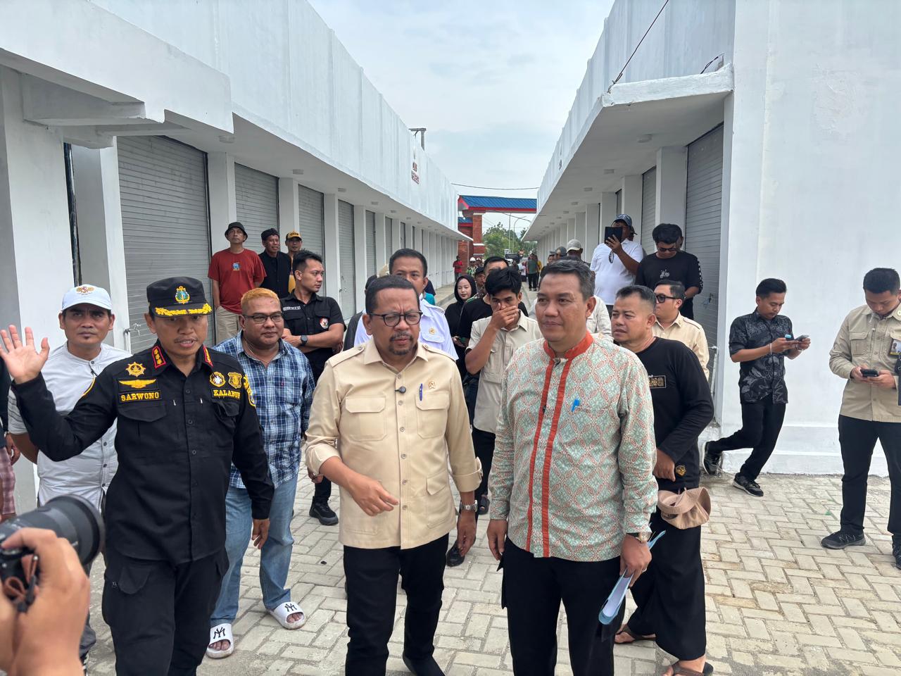 Kepala Staf Presiden (KSP) M. Qodari melakukan kunjungan sekaligus melihat progres pembangunan Kampung nelayan merah putih desa Ciwaru